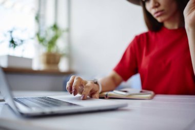 Masaüstü, seçici odak kadın eli touchpad yayını Web sitesinde gönderme için Netbook yazarak oturan ağ üzerinden dosya indirmek için dizüstü bilgisayar kullanan kadın kırpılmış görüntü