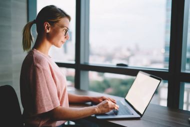 Makale için internet yayın sırasında yüklemek için yüksek hızlı 4 g bağlantısı kullanarak popüler web sitesinde klavye konsantre metin yazarı yan görünüm dijital dizüstü bilgisayar aygıt, uzaktan çalışma