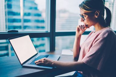 Şık gözlükler modern dizüstü bilgisayarla iletişim boş ekran alanı kapalı ofis stüdyoda oturan Web siteniz için uzaktan eğitim sırasında eğitim video izlerken dalgın skilles sudent