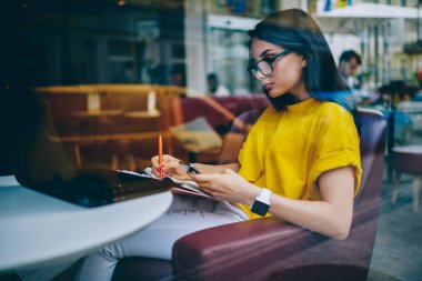 Genç tasarımcı çizim ve şık iç modern smartphone aygıt için yaratıcı fikirler üzerinde 4 g internet bağlantısı kullanarak yeni taslak üzerinde uzaktan çalışma Eyewear yan görünüm. Kopyalama alanı alanı