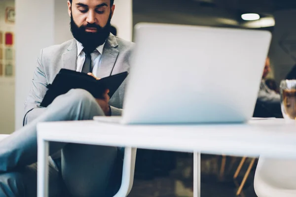 Selbstbewusster Männlicher Besitzer Schreibt Businessplan Notizblock Auf Der Büro Haus — Stockfoto