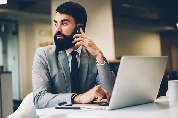 Empreendedor Barbudo Confiante Roupa Formal Tendo Conversa Móvel Sobre Novo — Fotografia de Stock