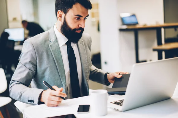 Konzentrierter Bärtiger Konzerndirektor Neoprenanzügen Überprüft Online Buchhaltungsdatenbank Auf Laptop Computer — Stockfoto