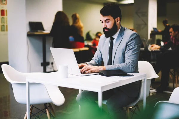 Avocat Barbu Concentré Costume Formel Dactylographiant Texte Sur Clavier Mettant — Photo