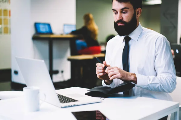 Bärtiger Angestellter Formellen Gewand Der Büro Einem Modernen Laptop Sitzt — Stockfoto