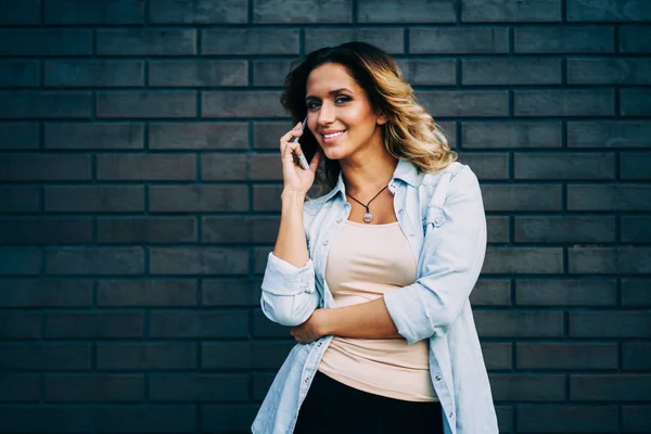 Half Length Portrait Cute Positive Woman Contacting Friends Application Smartphone — Stock Photo, Image