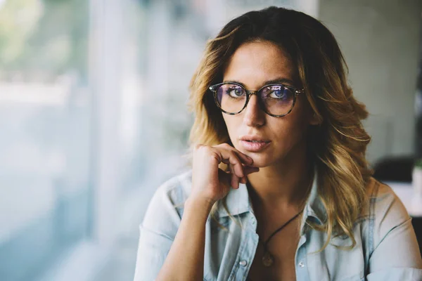Poloviční Délka Portrét Podnikatelka Cool Brýle Sedí Kavárně Během Pracovní — Stock fotografie