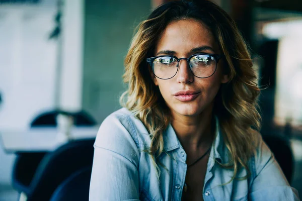 Retrato Metade Comprimento Jovem Mulher Atraente Óculos Moda Desfrutando Tempo — Fotografia de Stock