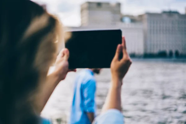 風景の良い写真をしようと画面モックアップと現代デジタル タブレットを保持している女性ブロガーの背面します Selfie タッチ パッド カメラ都会で歩行中 — ストック写真