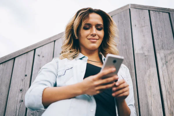 Blogueiro Feminino Atraente Verificando Notificação Smartphone Conectado Internet Sem Fio — Fotografia de Stock