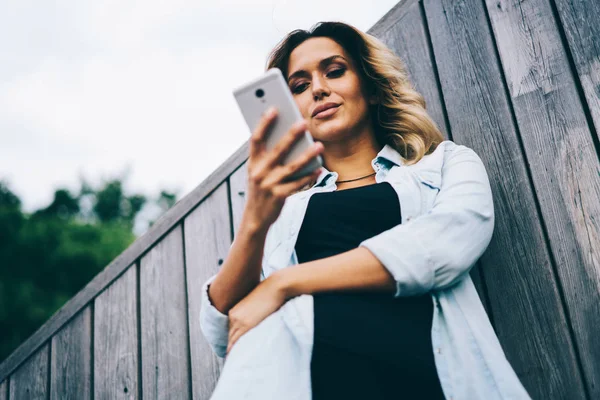 Estudante Encantadora Vestida Com Roupas Casuais Compras Line Página Web — Fotografia de Stock