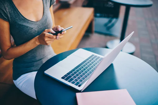 Imagen Recortada Teléfono Inteligente Femenino Sincronización Archivos Multimedia Con Ordenador —  Fotos de Stock