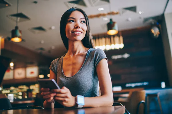 Zasněný Pozitivní Žena Sedí Smartphone Zařízení Kavárně Usmívající Žena Blogování — Stock fotografie