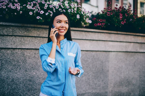 年轻的微笑华丽成功的黑发妇女在城市街道上行走时有移动对话 在户外散步时 有魅力的白种女人谈论智能手机 — 图库照片