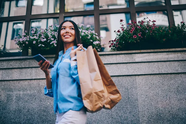 Wunderschöne Fröhliche Brünette Asiatische Frau Beim Bummeln Der Frühlingsstraße Mit — Stockfoto