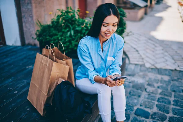 Snygga Positiva Affärskvinna Skicka Roliga Meddelanden Till Vänner Applikation Smartphone — Stockfoto