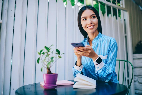 Yararlı Bilgi Ağı Kablosuz Internet Bağlı Modern Cep Telefonu Üzerinden — Stok fotoğraf