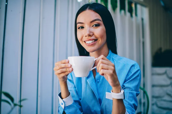 Retrato Media Longitud Atractiva Persona Femenina Alegre Disfrutando Taza Café — Foto de Stock