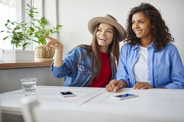 Sonriente Mujer Caucásica Señalando Algo Durante Conversación Con Amigo Afroamericano —  Fotos de Stock