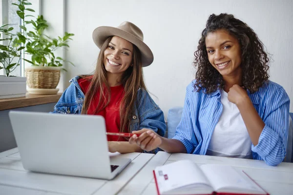 Portret Van Vrolijke Multiraciale Studenten Samen Huiswerk Samen Browsegegevens Laptopcomputer — Stockfoto