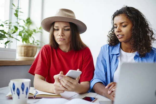 Afro Amerikan Erkek Gelir Çıkıyor Smartphone Telefon Mai Kötü Haberleri — Stok fotoğraf