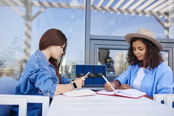 Afro Amerikaanse Vrouwelijke Student Concentreerde Zich Het Schrijven Terwijl Haar — Stockfoto