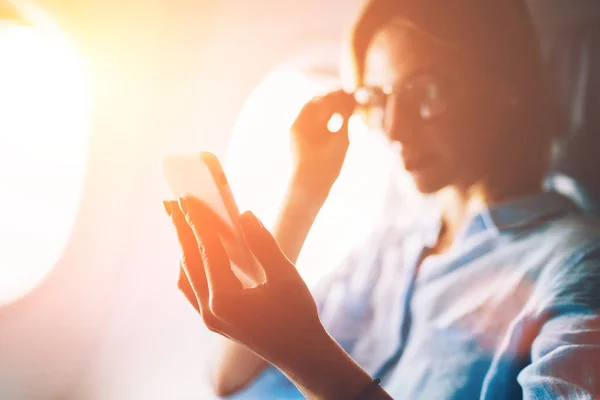 Çekici Kadın Telefon Uçak Kabin Internete Bağlanmak Için Haber Tarama — Stok fotoğraf