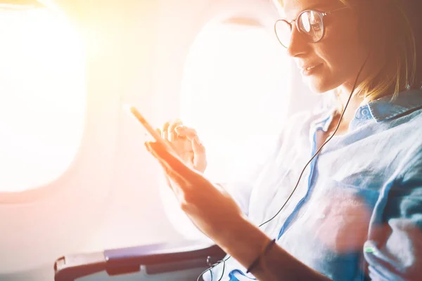 Giovane Melomana Femminile Che Ascolta Canzoni Preferite Durante Volo Cabina — Foto Stock