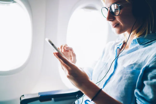 Giovane Melomana Femminile Che Ascolta Canzoni Preferite Durante Volo Cabina — Foto Stock