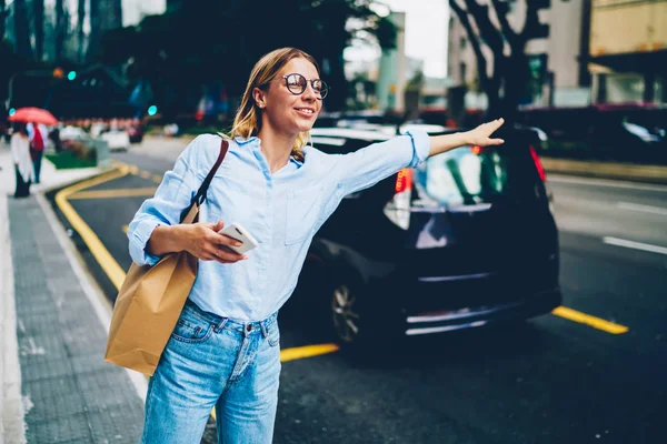 Bastante Chica Hipster Gafas Levantando Mano Pie Carretera Saludando Para —  Fotos de Stock