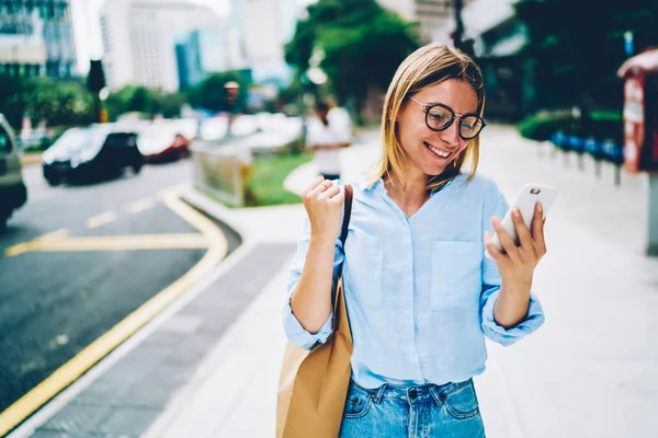 Menina Hipster Feliz Animado Com Boas Notícias Entrar Mensagem Móvel — Fotografia de Stock