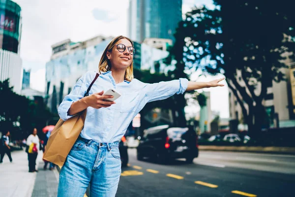 Lachende Vrouwelijke Reiziger Trendy Vrijetijdskleding Verhogen Hand Roepen Taxin Permanent — Stockfoto