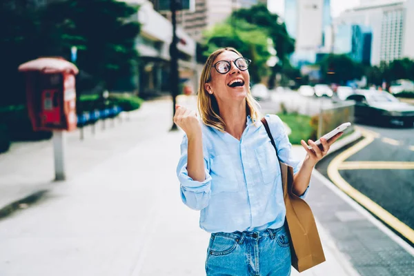 Emocional Sensación Femenina Emocionada Con Conseguir Grandes Noticias Sosteniendo Teléfono —  Fotos de Stock