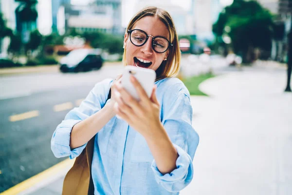Эмоциональная Молодая Женщина Очках Читающая Сообщение Друга Мобильном Взволнованная Отличными — стоковое фото
