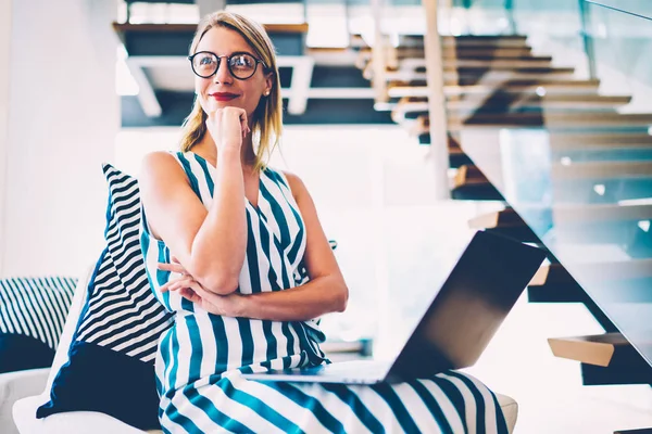 Mujer Exitosa Segura Gafas Con Estilo Que Reflexiona Sobre Nuevas —  Fotos de Stock