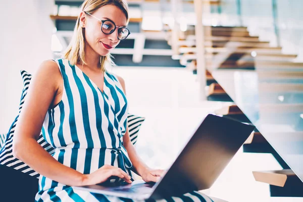 Nachdenkliche Freiberuflerin Brille Die Online Zahlungen Auf Einem Modernen Computer — Stockfoto