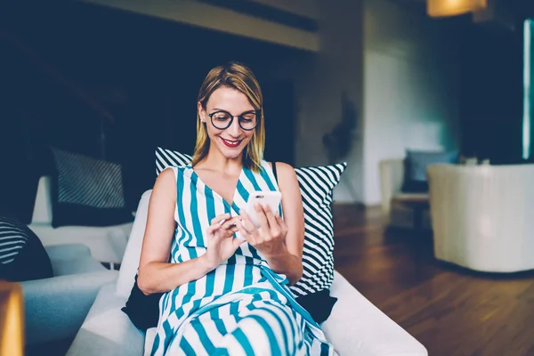 Fröhlich Attraktive Bloggerin Brille Die Lustige Beiträge Netzwerk Liest Während — Stockfoto