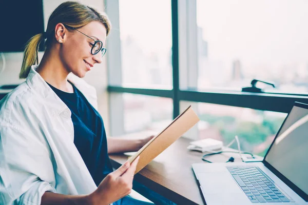 Schöne Junge Unternehmerin Brille Zufrieden Hohe Buchhaltung Berichte Über Eigene — Stockfoto