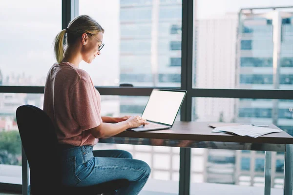 Uśmiecha Się Kobieta Freelancer Wpisanie Informacji Klawiaturze Przekazywania Matetial Tekst — Zdjęcie stockowe