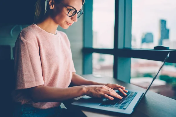 Ragazza Hipster Freelance Digitando Attentamente Informazioni Sulla Tastiera Del Computer — Foto Stock