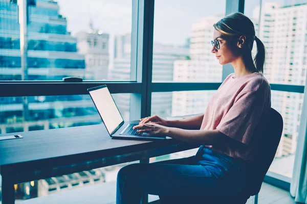 Zamyślony Hipster Dziewczyna Okulary Optyczne Przesyłanie Pieniędzy Internecie Pośrednictwem Wysokiej — Zdjęcie stockowe