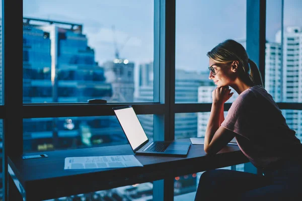 Positif Hipster Girl Regarder Film Intéressant Ligne Une Connexion Internet — Photo