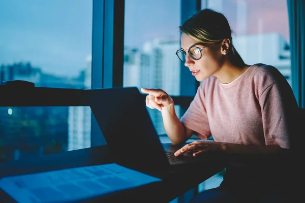 Nachdenkliche Studentin Hauskleidung Die Abends Sorgfältig Die Kursarbeiten Modernen Laptop — Stockfoto