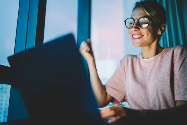 Der Versierte Brillenschüler Freut Sich Wenn Spät Der Nacht Laptop — Stockfoto