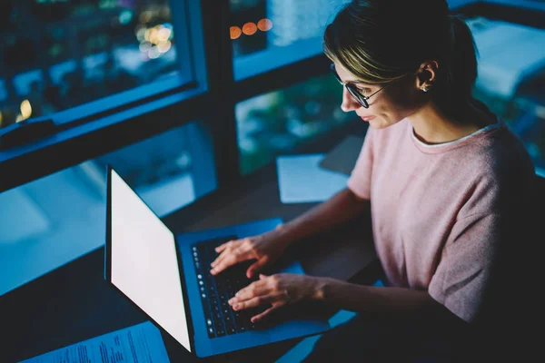 Junge Freiberufliche Inhaberin Keyboard Informationen Über Die Neue Umsetzung Start — Stockfoto