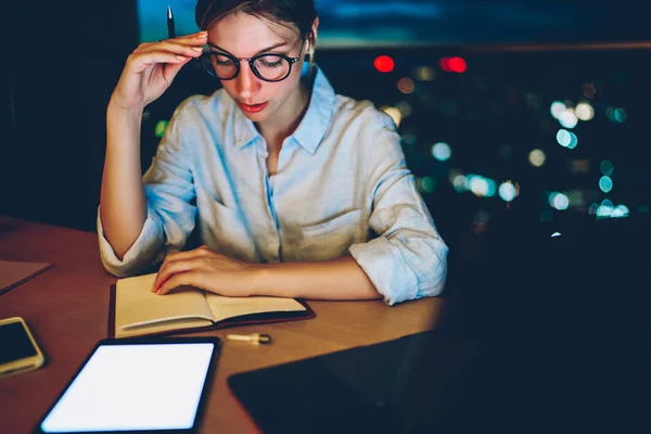 Imagen Recortada Mujer Emprendedora Ponderando Vestida Con Ropa Elegante Pensando — Foto de Stock