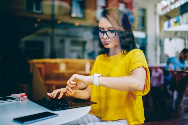 Jeune Femme Affaires Dans Les Lunettes Vue Regardant Affichage Montre — Photo