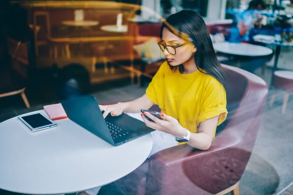 Élégant Jeune Rédacteur Travaillant Freelance Ordinateur Portable Moderne Tout Vérifiant — Photo