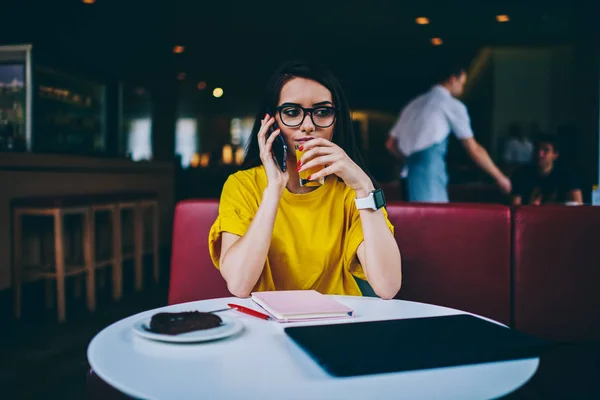 Student Talking Smartphone Friend While Drinking Orange Juice Sitting Table — Stock Photo, Image