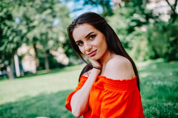 Retrato Metade Comprimento Jovem Mulher Morena Atraente Posando Enquanto Desfruta — Fotografia de Stock